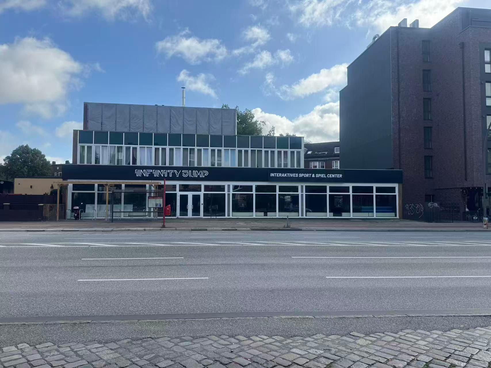 Außenansicht von Infinity Jump an der Kieler Straße